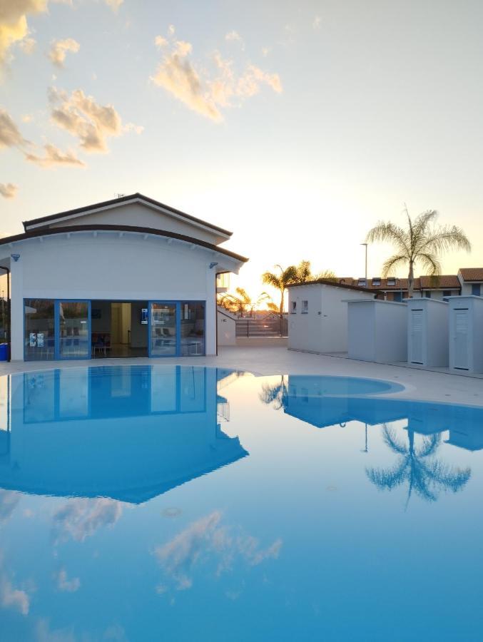 Icaro Residence Apartments With A Beautiful Pool 圣亚加塔·迪·米利特 外观 照片
