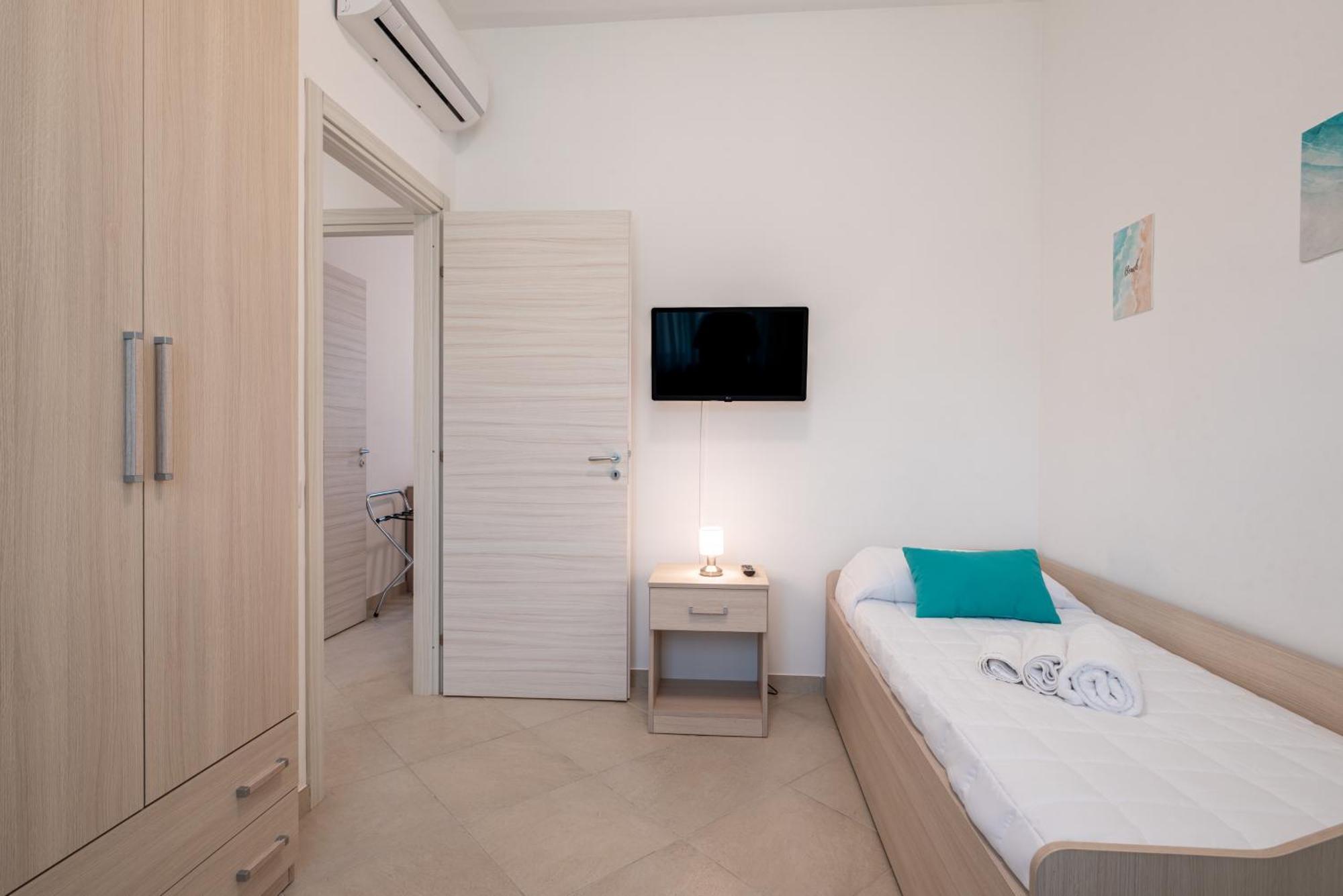 Icaro Residence Apartments With A Beautiful Pool 圣亚加塔·迪·米利特 外观 照片