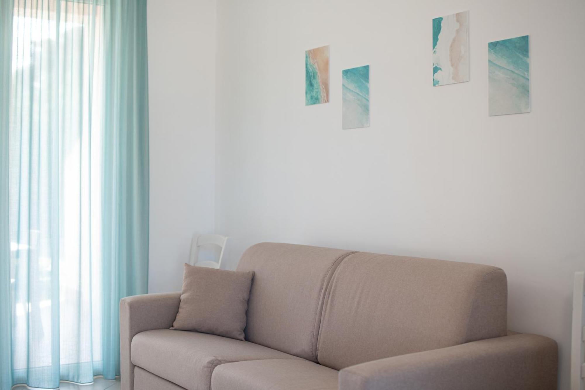 Icaro Residence Apartments With A Beautiful Pool 圣亚加塔·迪·米利特 外观 照片