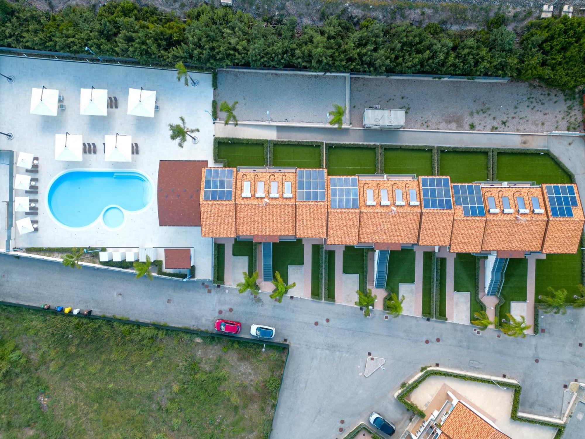 Icaro Residence Apartments With A Beautiful Pool 圣亚加塔·迪·米利特 外观 照片