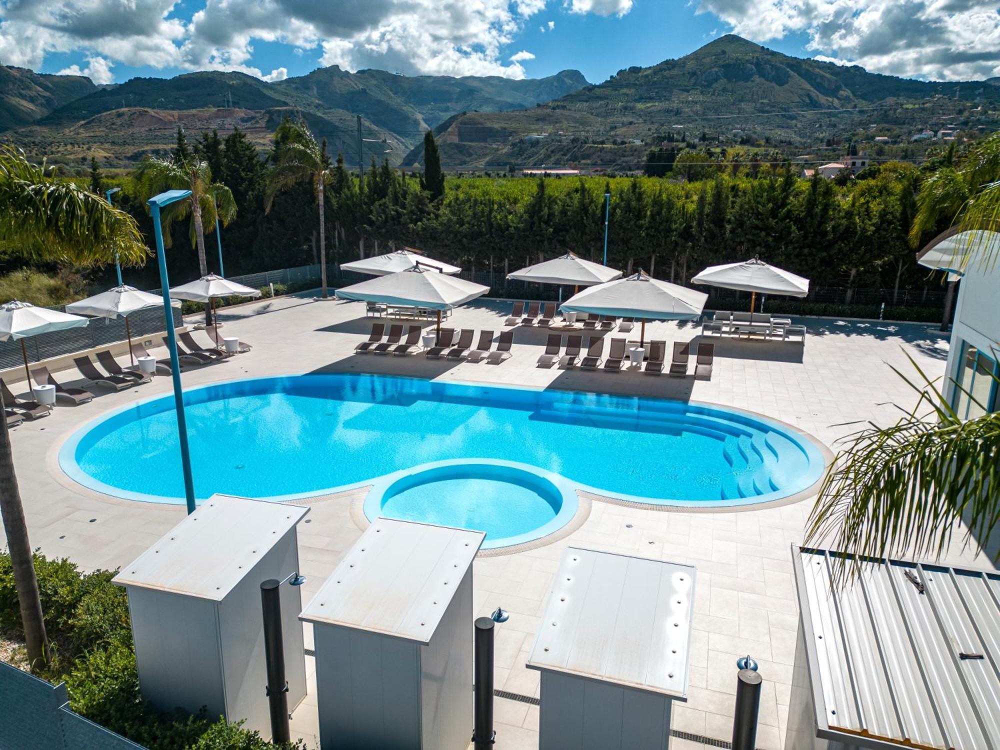 Icaro Residence Apartments With A Beautiful Pool 圣亚加塔·迪·米利特 外观 照片