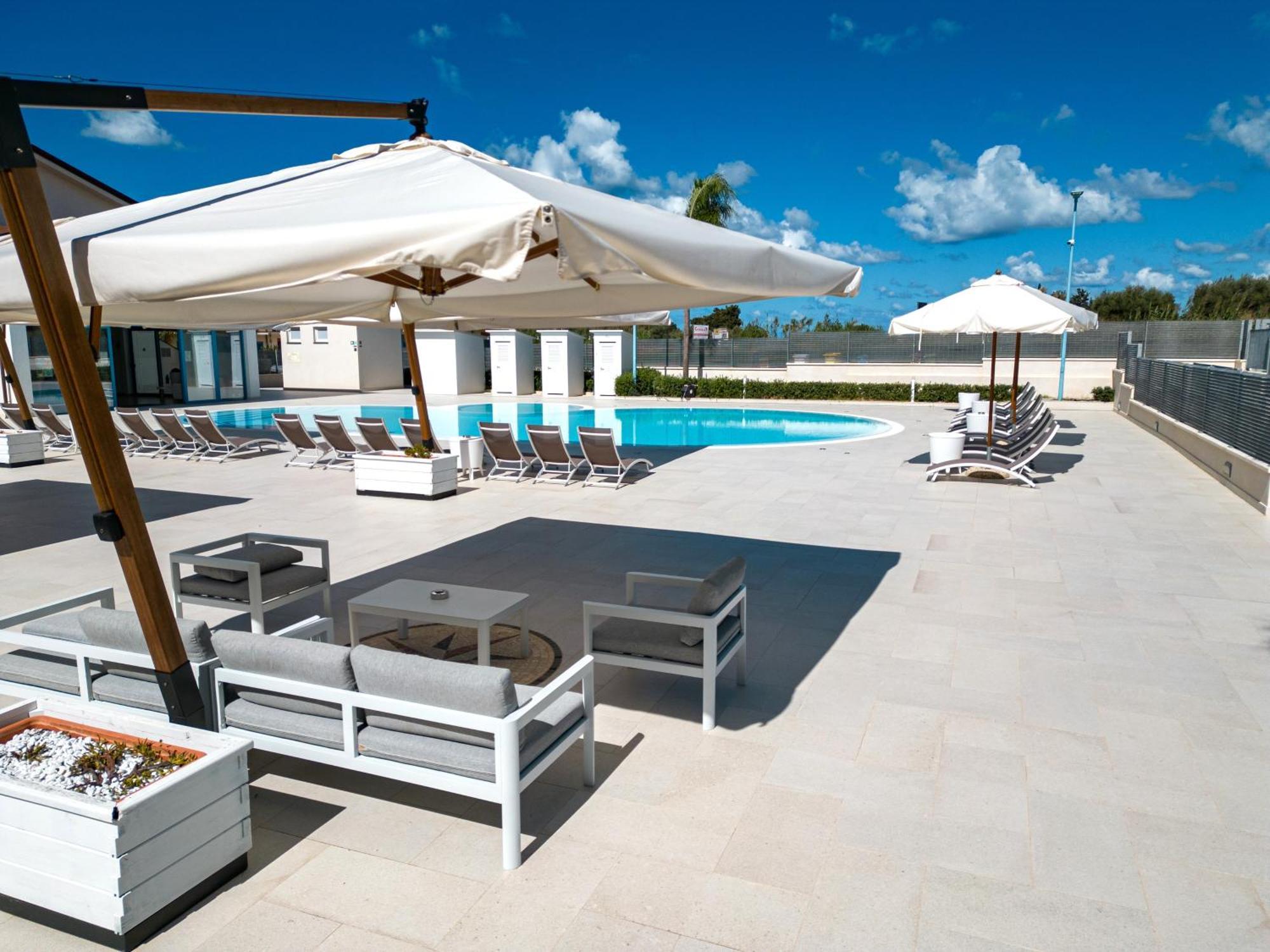 Icaro Residence Apartments With A Beautiful Pool 圣亚加塔·迪·米利特 外观 照片