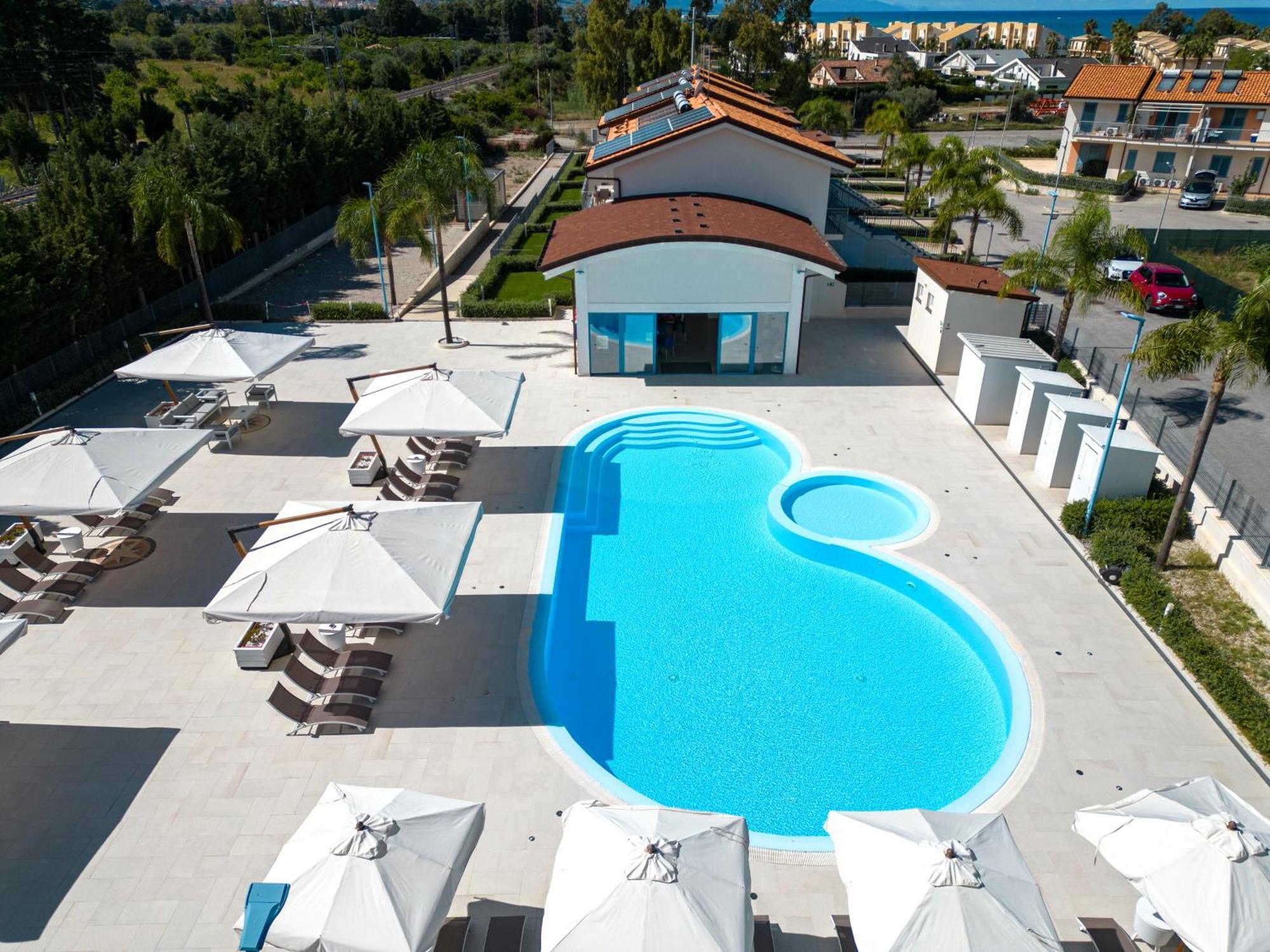 Icaro Residence Apartments With A Beautiful Pool 圣亚加塔·迪·米利特 外观 照片