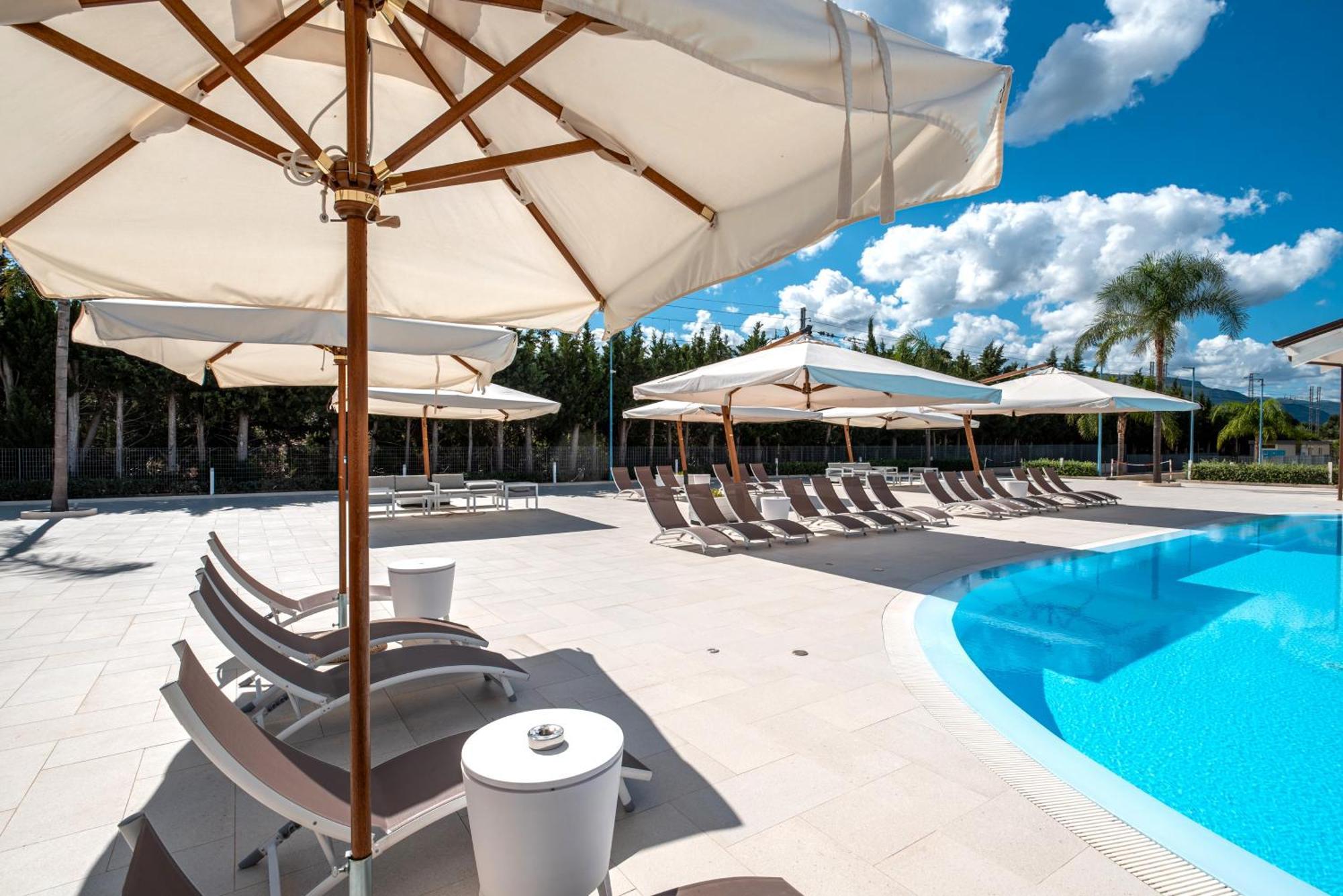 Icaro Residence Apartments With A Beautiful Pool 圣亚加塔·迪·米利特 外观 照片