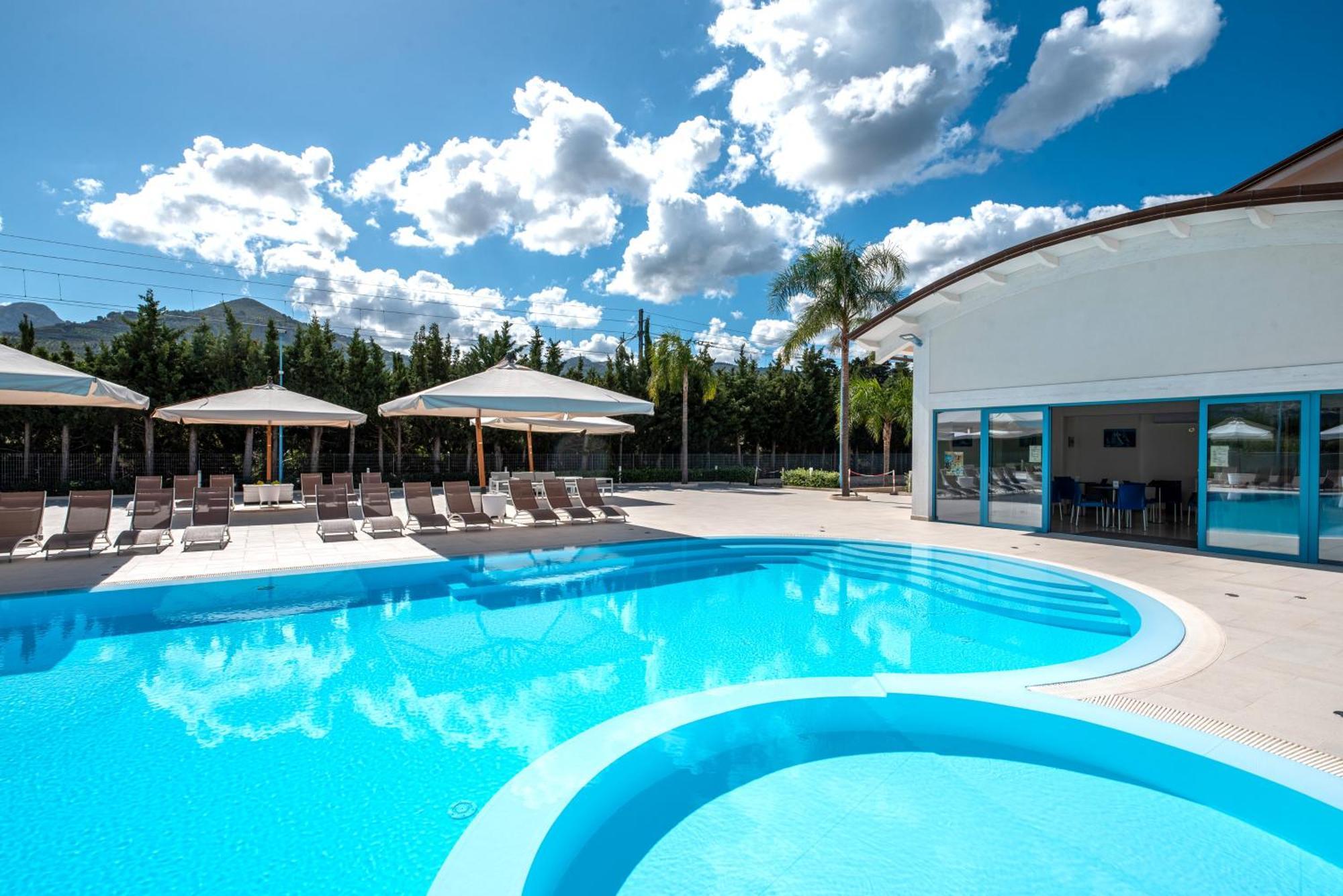 Icaro Residence Apartments With A Beautiful Pool 圣亚加塔·迪·米利特 外观 照片