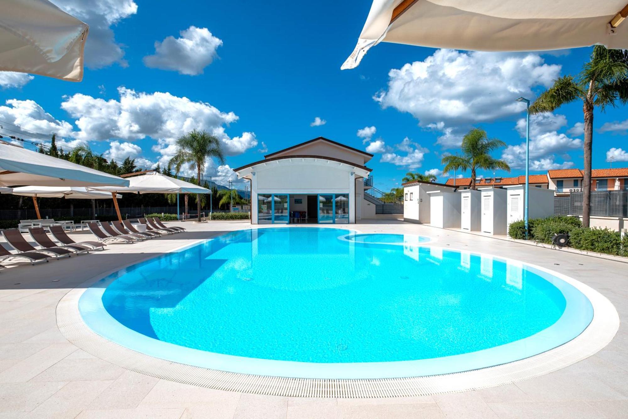 Icaro Residence Apartments With A Beautiful Pool 圣亚加塔·迪·米利特 外观 照片