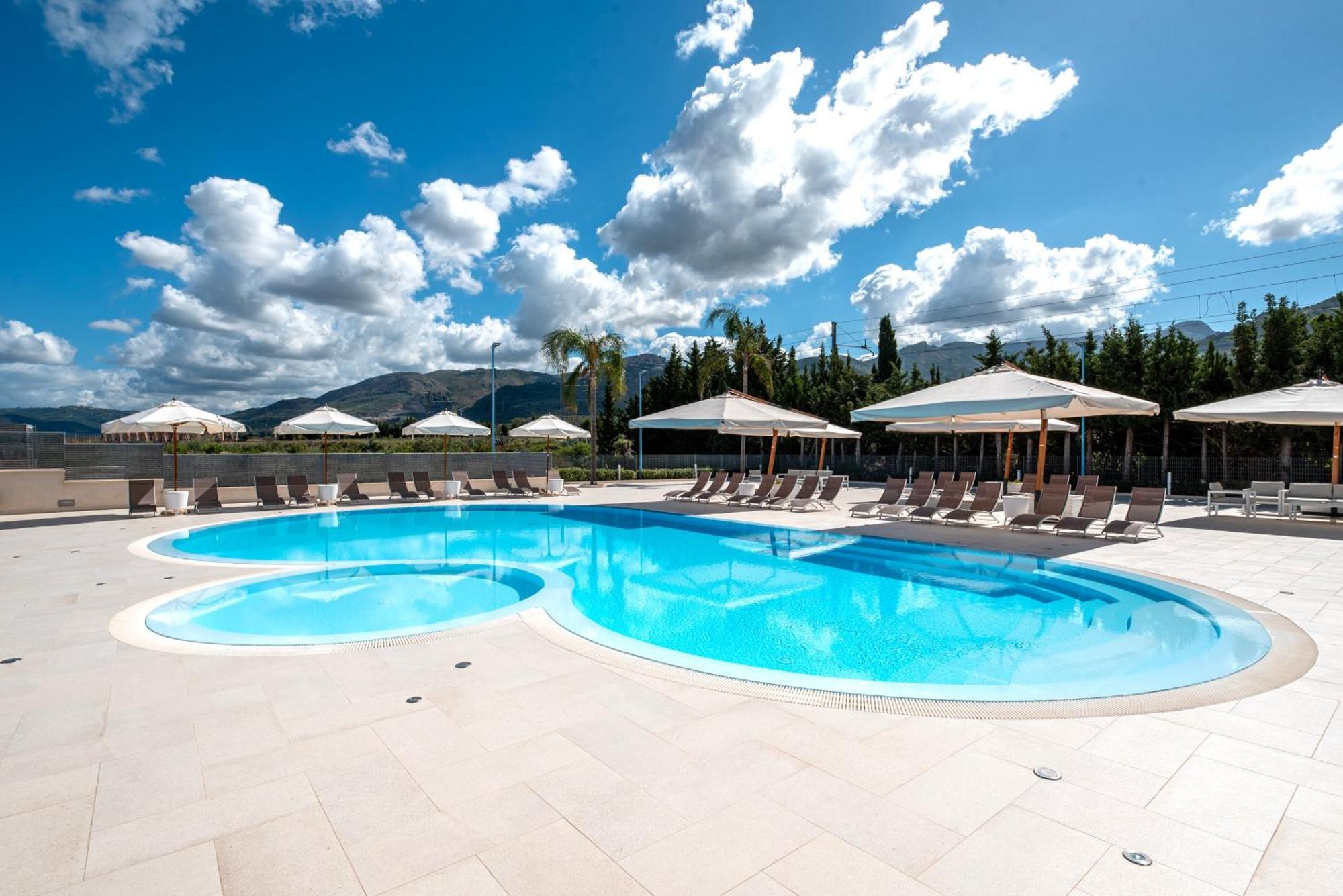 Icaro Residence Apartments With A Beautiful Pool 圣亚加塔·迪·米利特 外观 照片