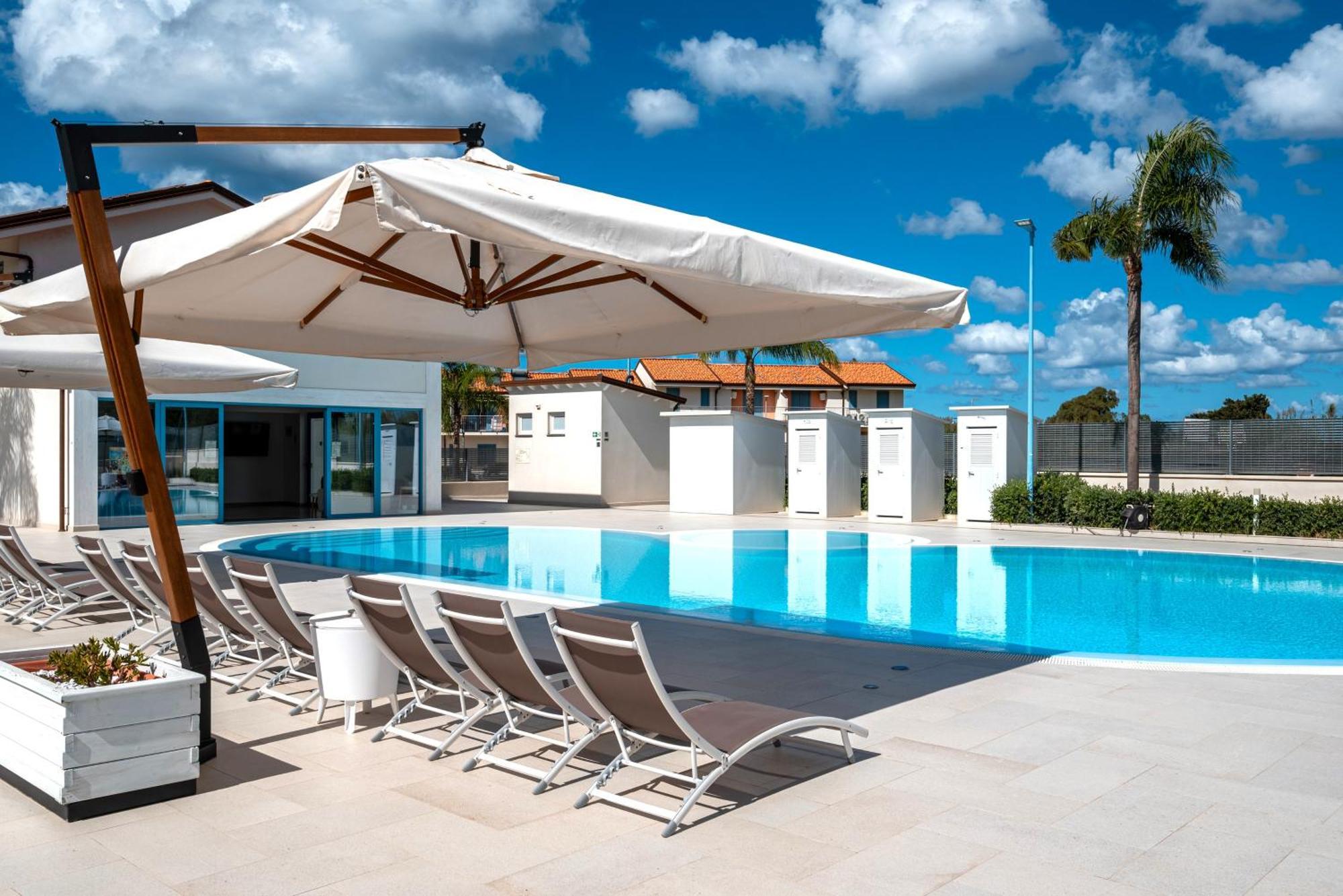 Icaro Residence Apartments With A Beautiful Pool 圣亚加塔·迪·米利特 外观 照片