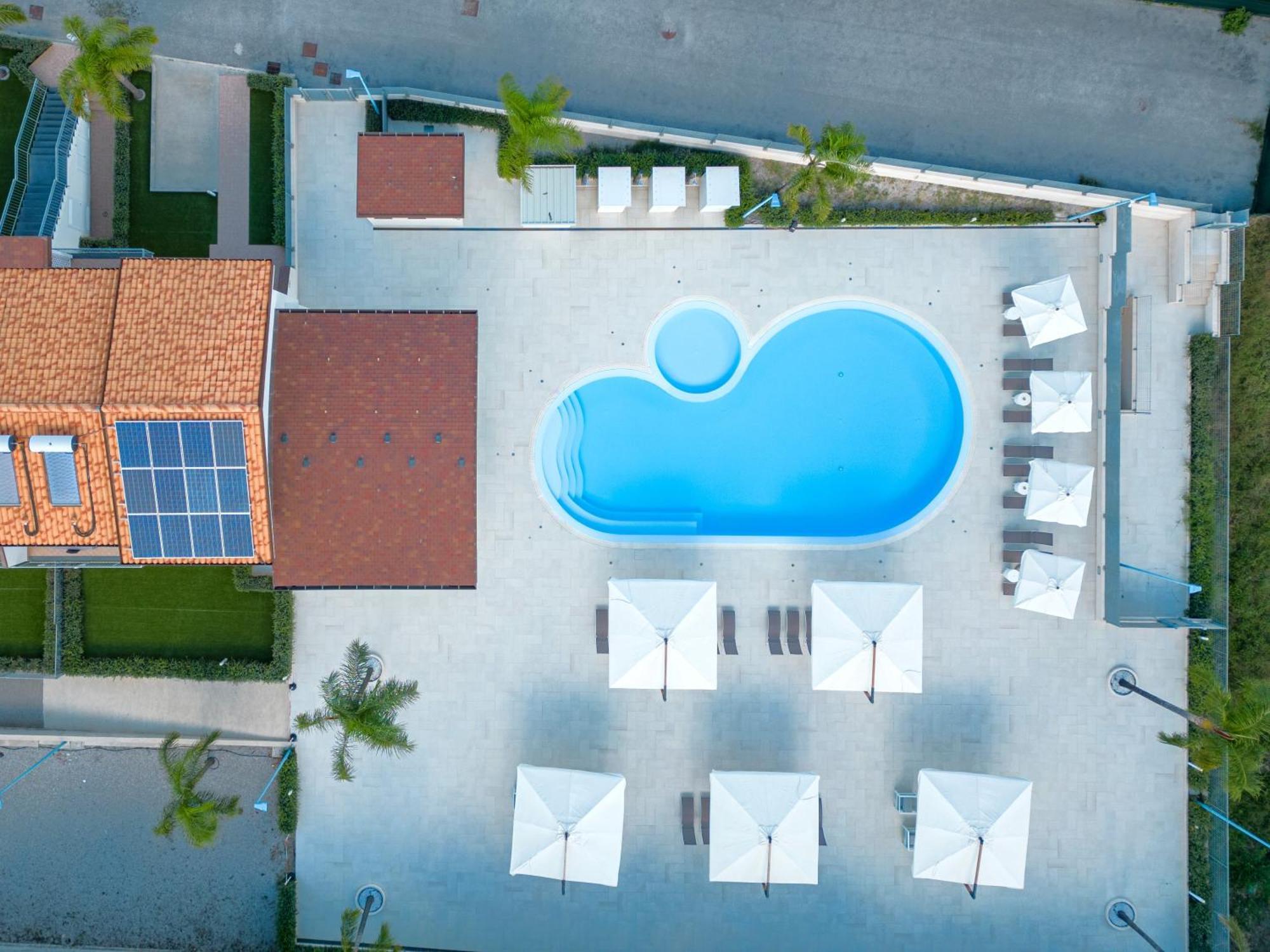 Icaro Residence Apartments With A Beautiful Pool 圣亚加塔·迪·米利特 外观 照片