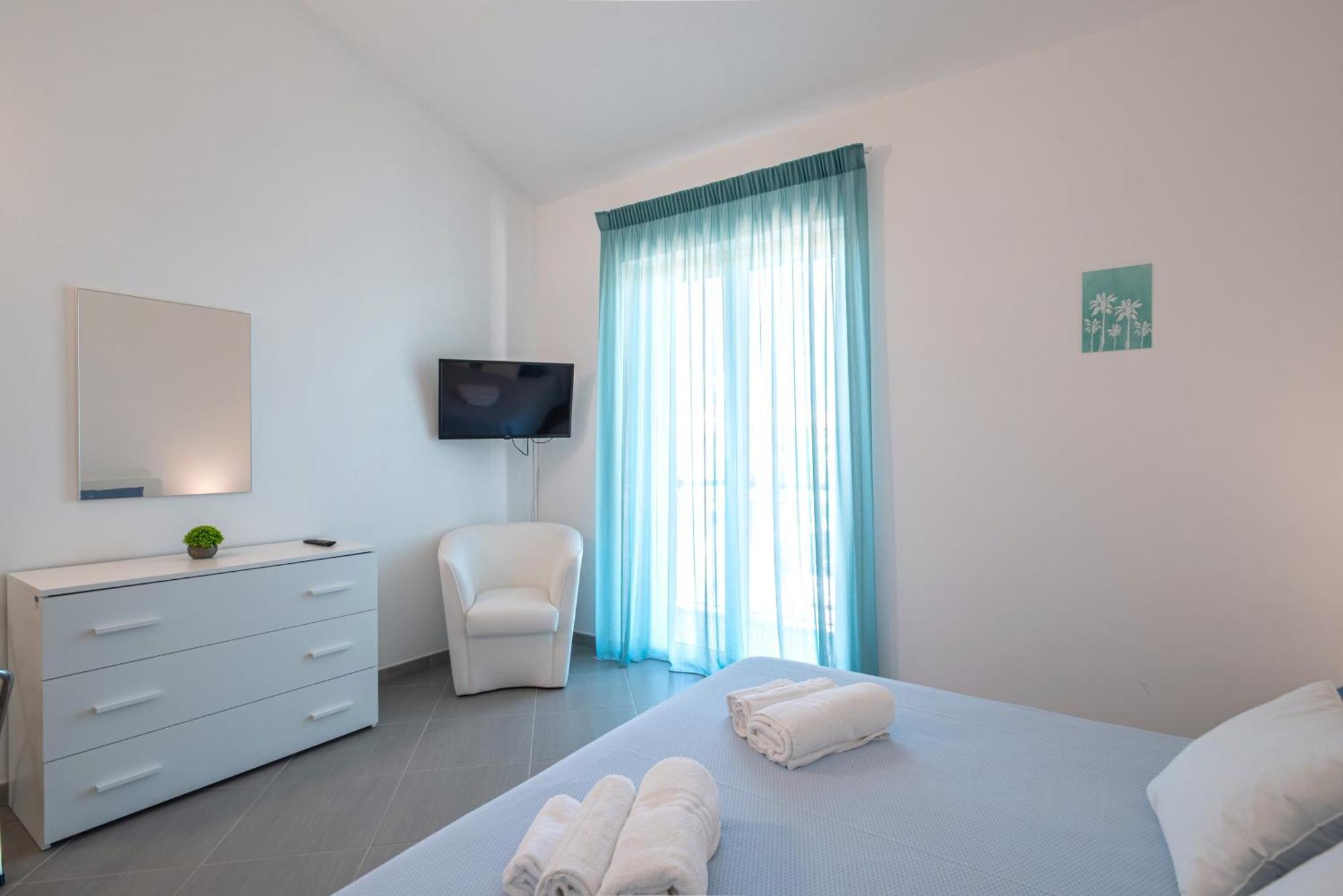 Icaro Residence Apartments With A Beautiful Pool 圣亚加塔·迪·米利特 外观 照片