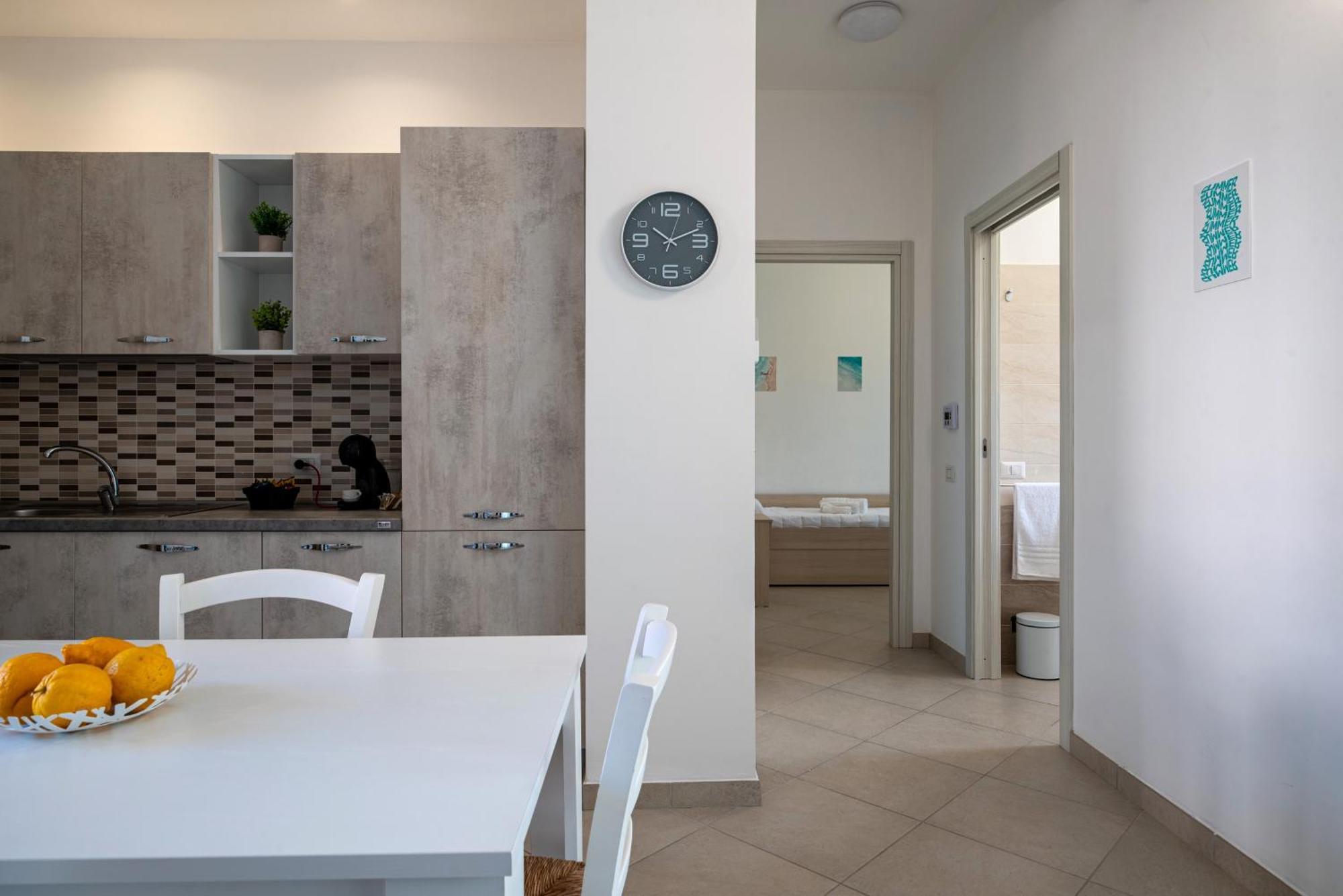 Icaro Residence Apartments With A Beautiful Pool 圣亚加塔·迪·米利特 外观 照片