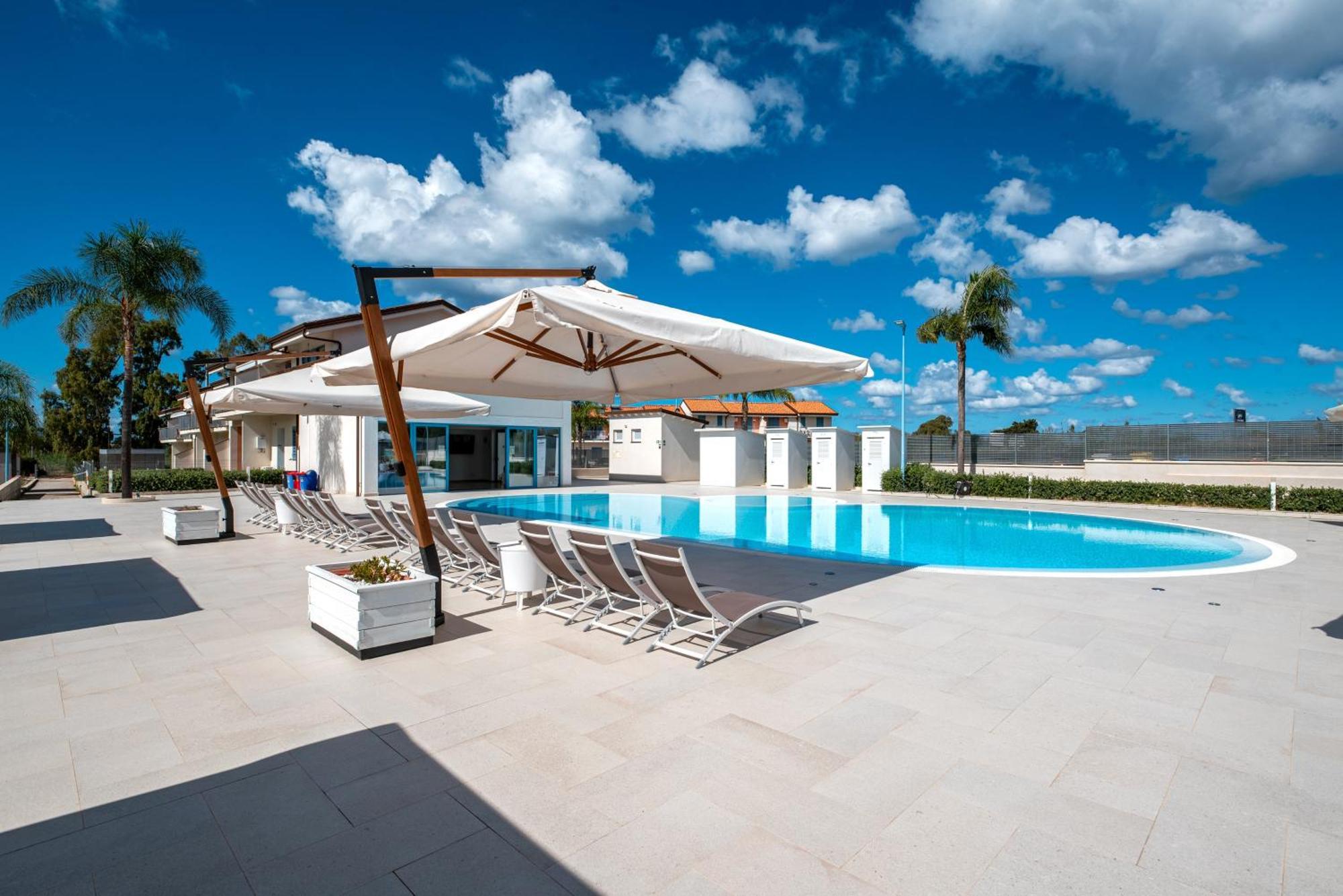 Icaro Residence Apartments With A Beautiful Pool 圣亚加塔·迪·米利特 外观 照片