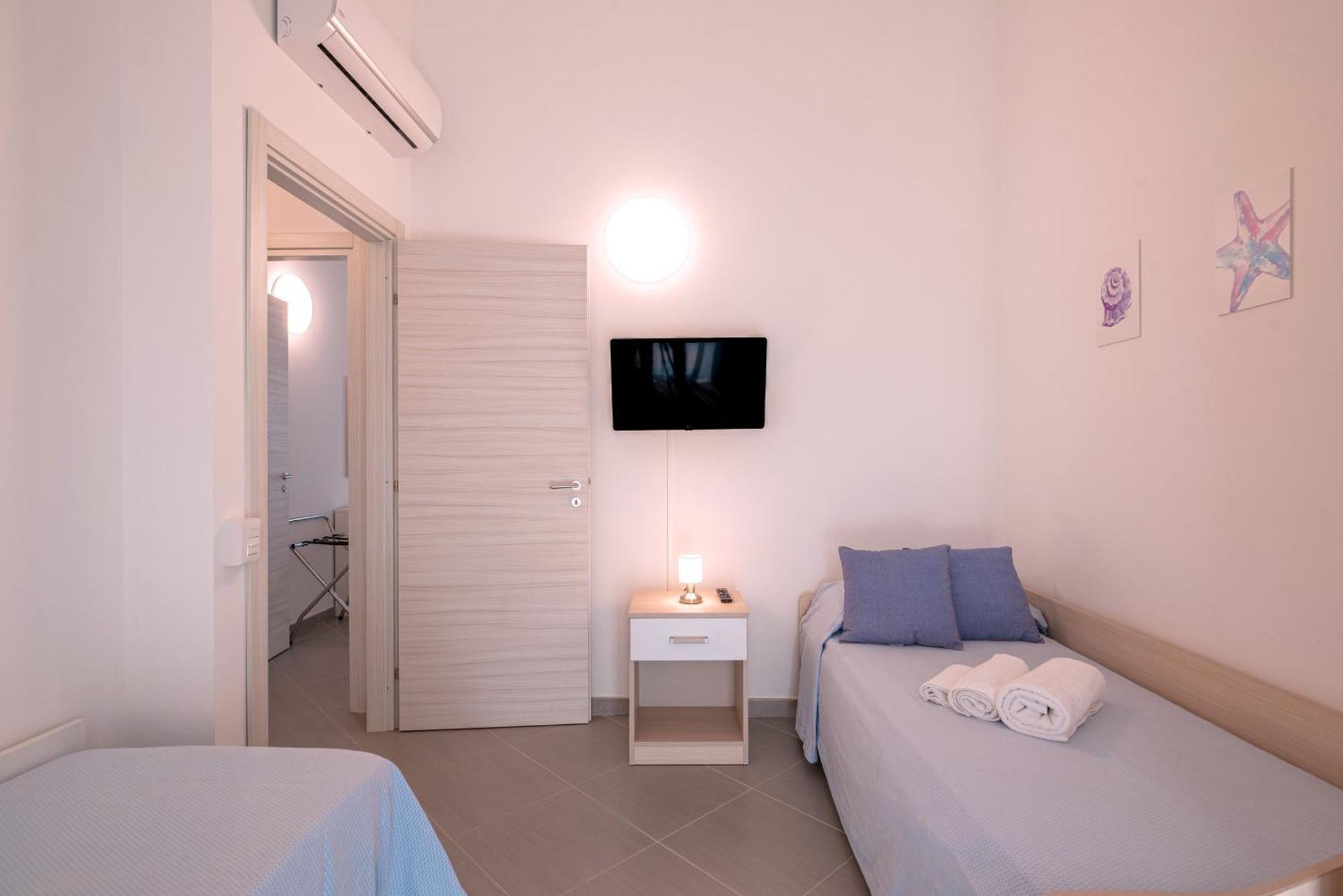 Icaro Residence Apartments With A Beautiful Pool 圣亚加塔·迪·米利特 外观 照片