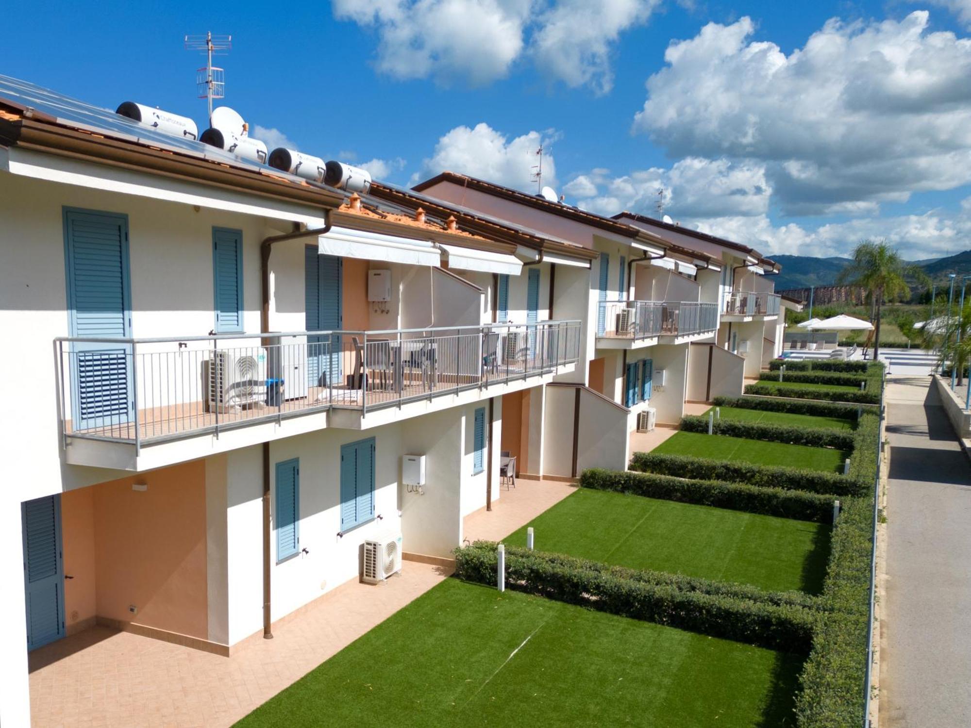 Icaro Residence Apartments With A Beautiful Pool 圣亚加塔·迪·米利特 外观 照片